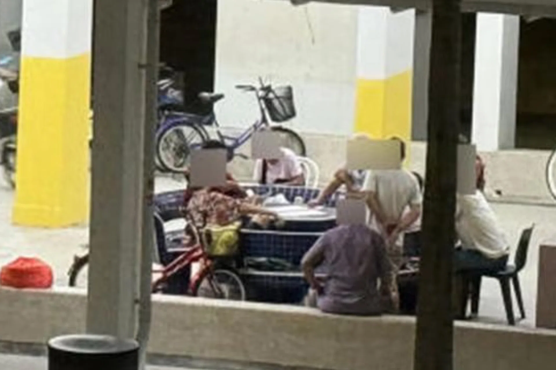 The gamblers would place a basket next to themselves to collect garbage.
