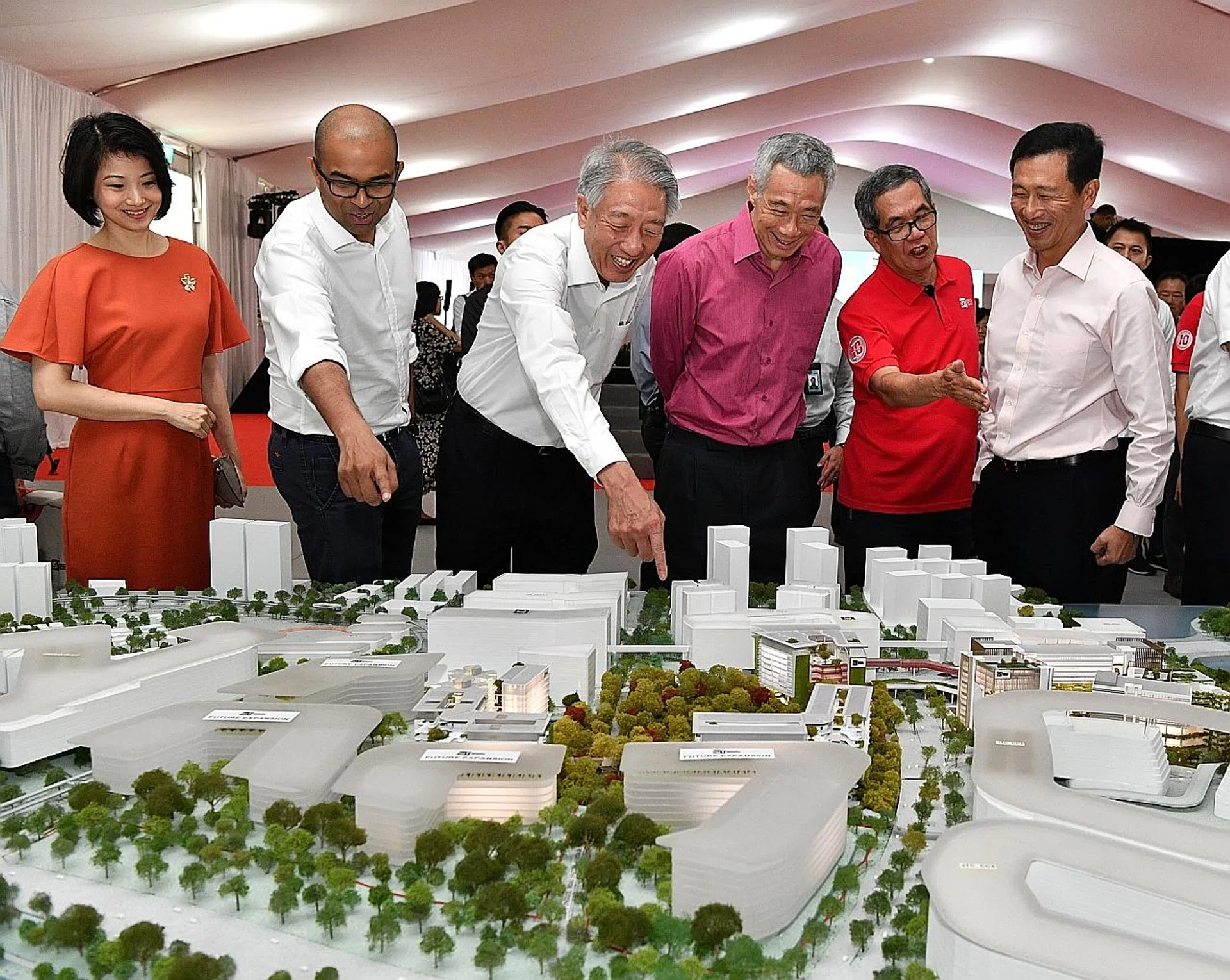 (From left) Pasir Ris-Punggol GRC MP Sun Xueling, Senior Minister of State for Transport and Communications and Information Janil Puthucheary, Senior Minister and Coordinating Minister for National Security Teo Chee Hean, PM Lee Hsien Loong, Prof Tan Thiam Soon and Education Minister Ong Ye Kung looking at a model of the future SIT campus. 