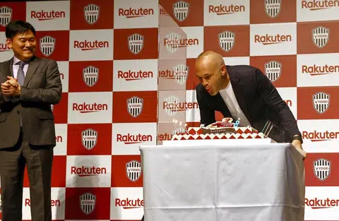 Iniesta extends stay with Vissel Kobe