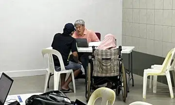 Former WP MP Png Eng Huat meets residents on behalf of hospitalised Aljunied GRC MP Faisal Manap