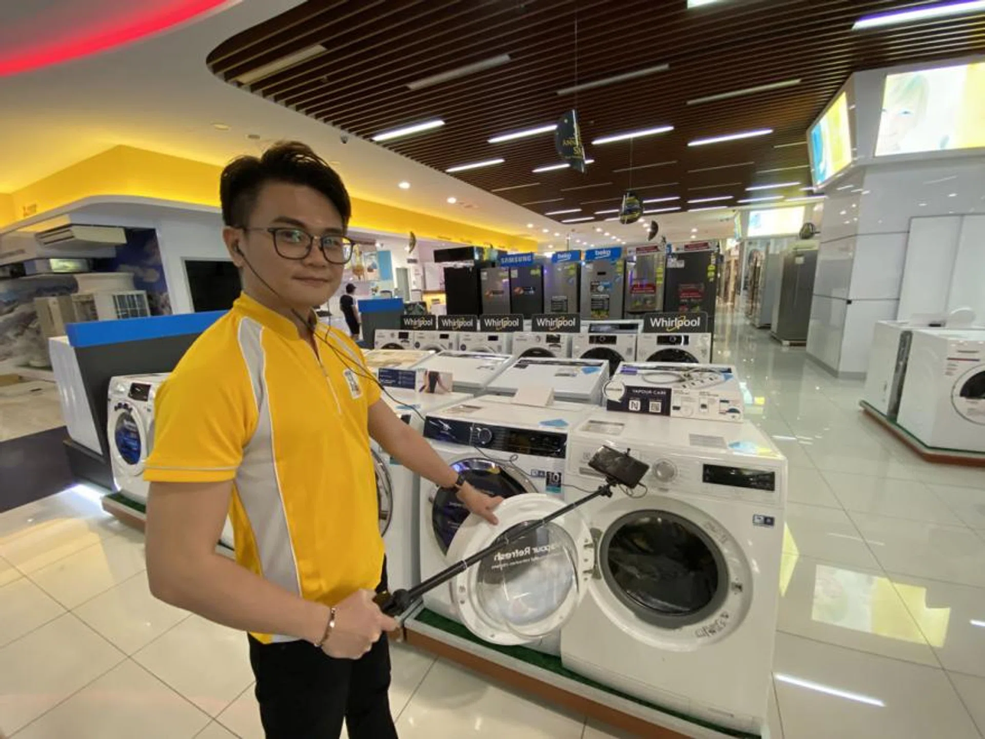 (Above) Gain City aims to bring its showroom into your home with Singapore's first ever virtual home consultation. 