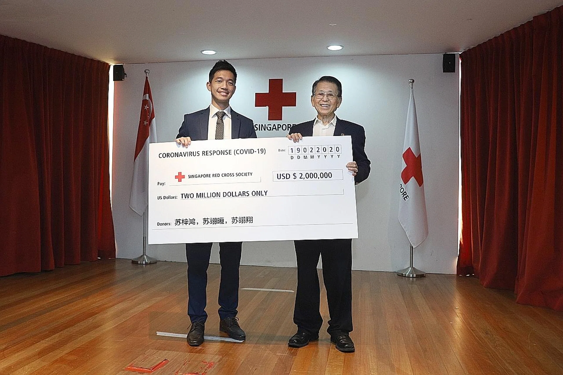 Mr Alvin Youw (left), director of Signature Consulting, with a donation cheque of US$2 million alongside Singapore Red Cross chairman Tee Tua Ba. 