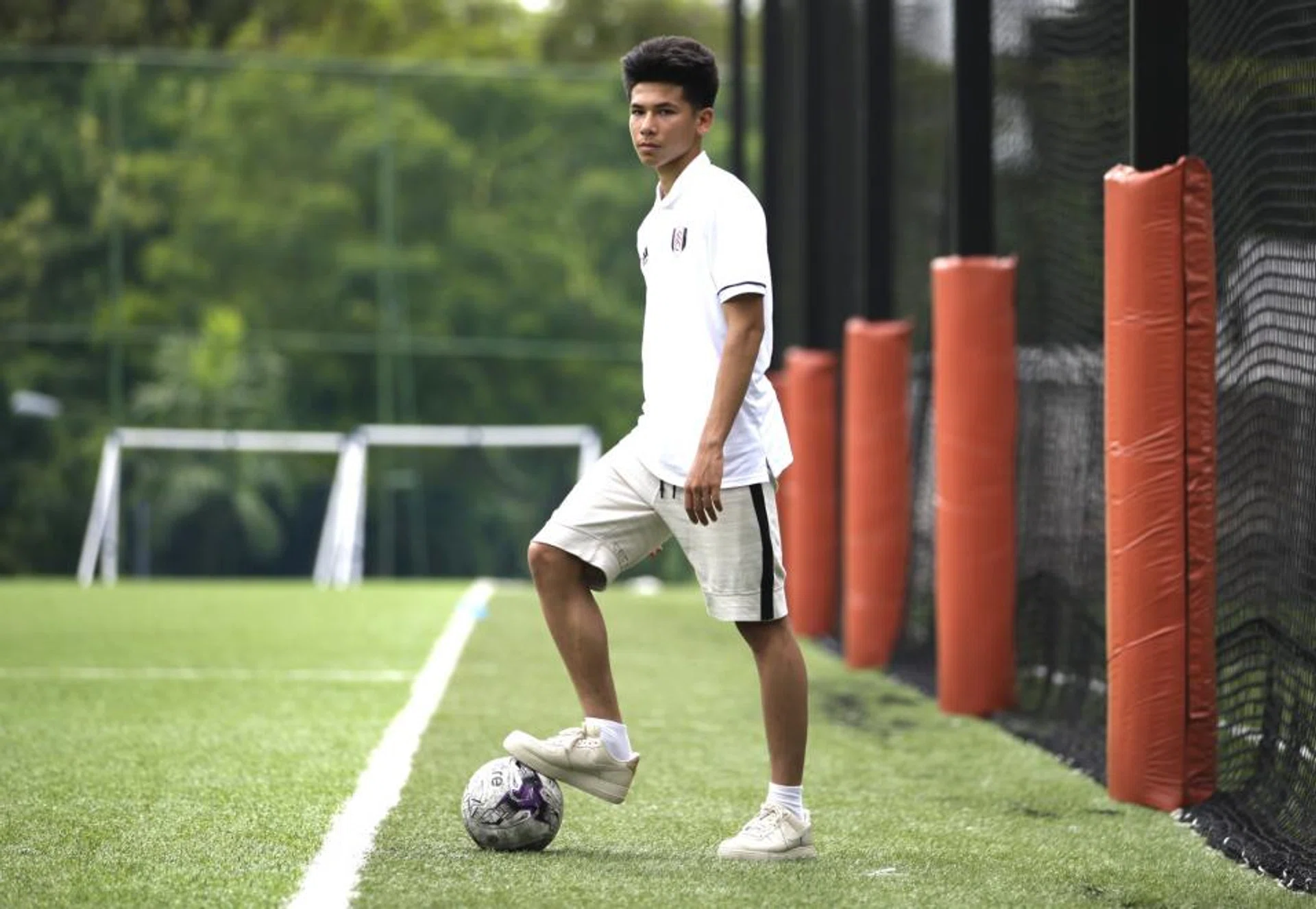Ben Davis has signed a professional contract with Fulham.
