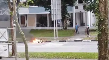 E-bike catches fire on the road, explosions heard