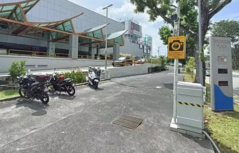 Delivery riders making quick dash into Thomson Plaza risk fines