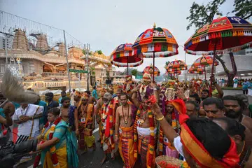 Over 20,000 devotees attend Sri Sivan Temple consecration, crowd almost breaks through barricades