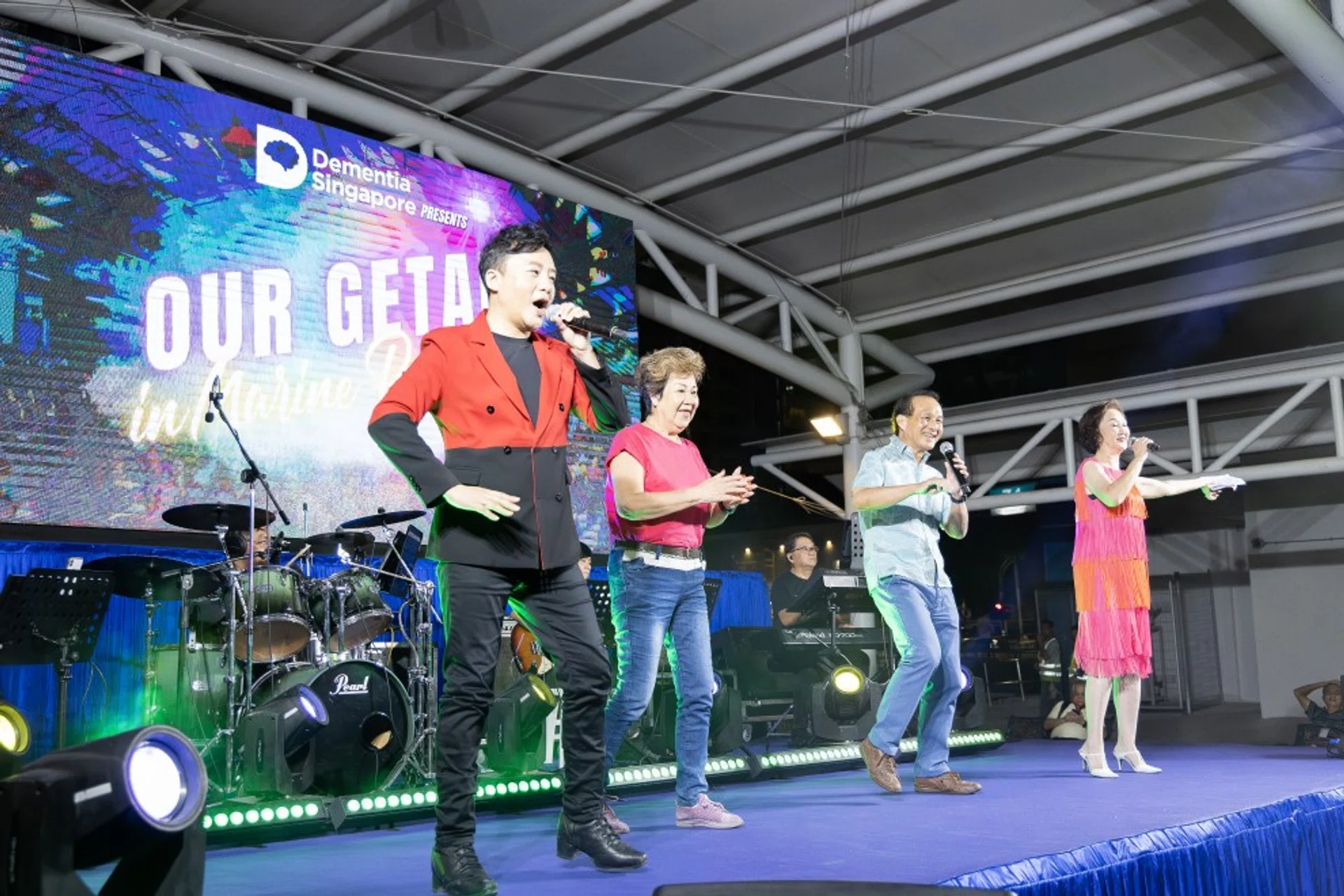 Guest of honour Dr Chua Ee Chek (third from left) singing a Hokkien song with the getai hosts and a member of the audience (in jeans) who he had invited on stage.
