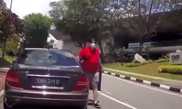 Merc driver gets road rage after car takes too long to turn at NUS campus