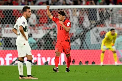Hwang Hee-chan's injury-time winner sends Korea to last 16