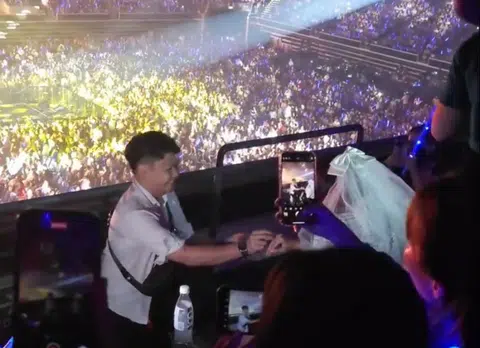 Some fans catch wedding proposal at Joker Xue's concert