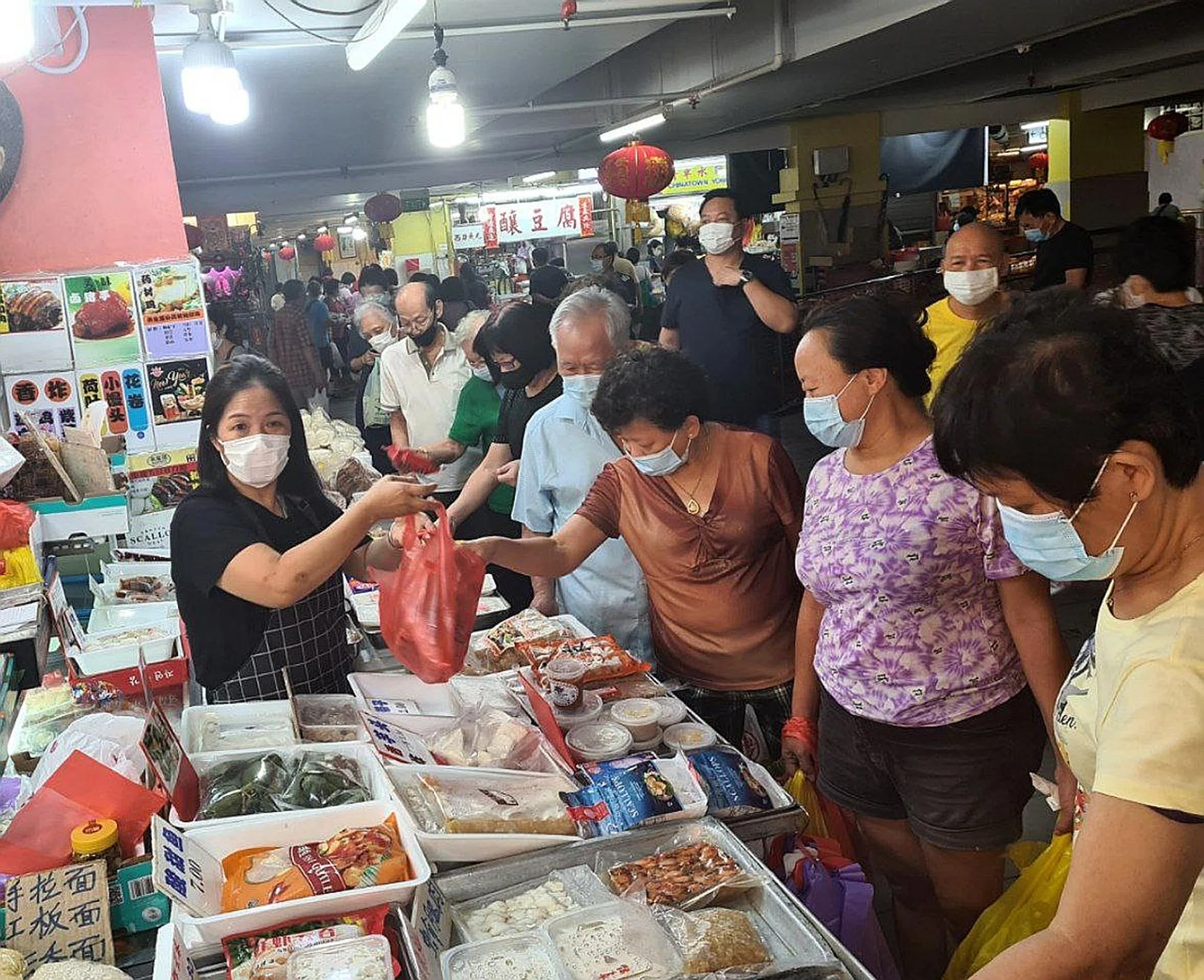 At periodic intervals, about 20 shoppers were allowed into the wet market through the main entrance. This entry restriction was lifted at 11.30am and by noon, the market was packed with around 300 people. 