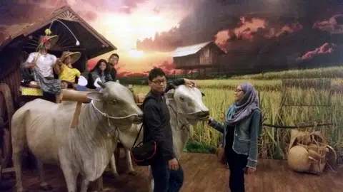 Travel agencies offer tourists personalised itineraries