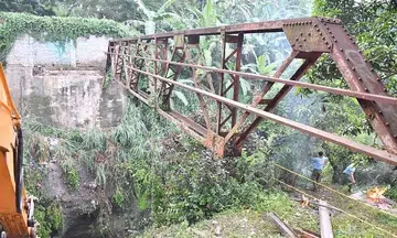 Eight children killed in Philippine bridge collapse