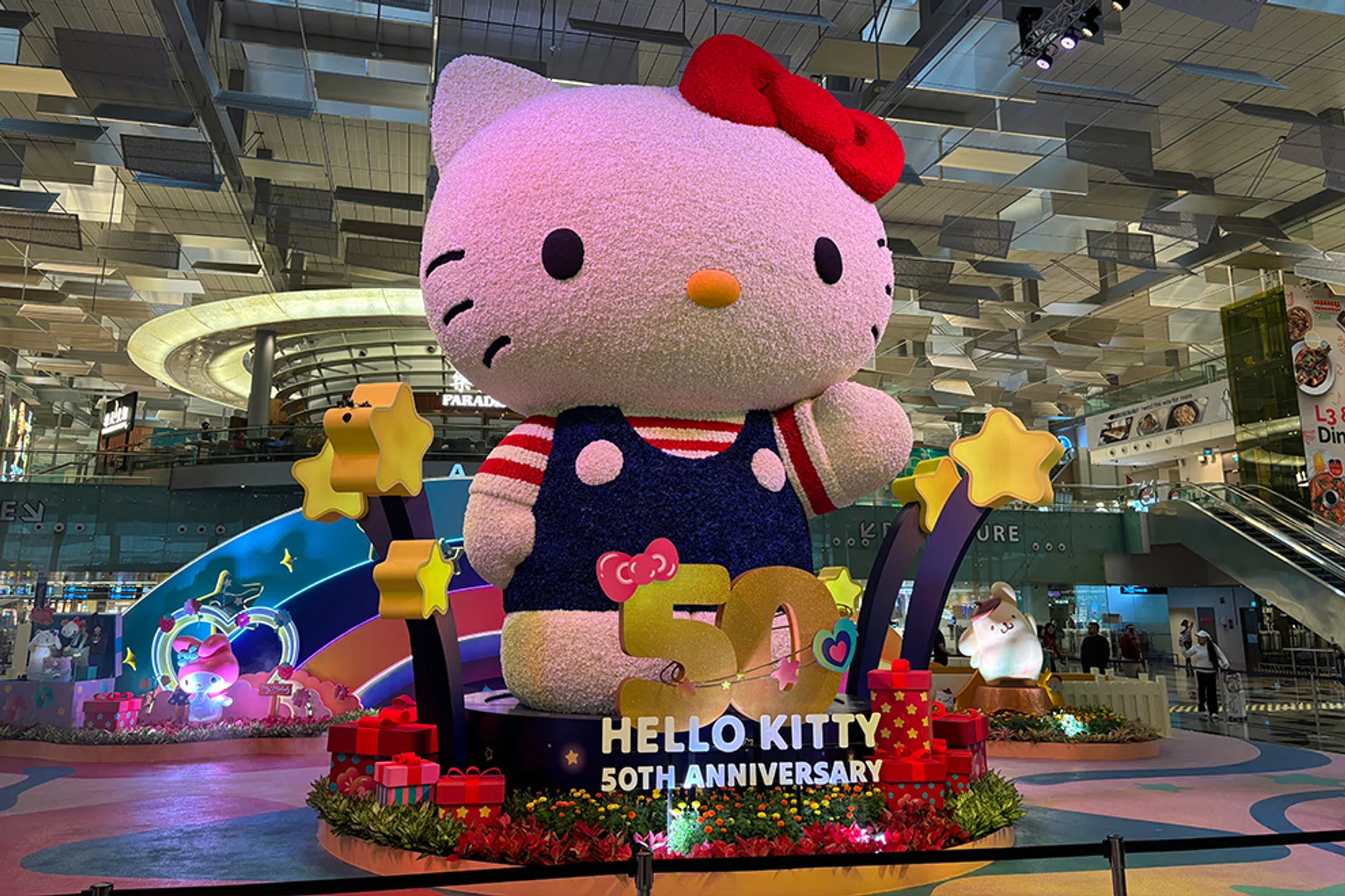 Be greeted by a 8-metre-tall Hello Kitty topiary at Terminal 3 (T3) Departure Hall.