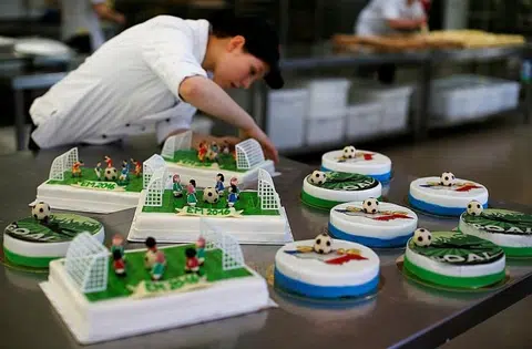 Tipping's no piece of cake