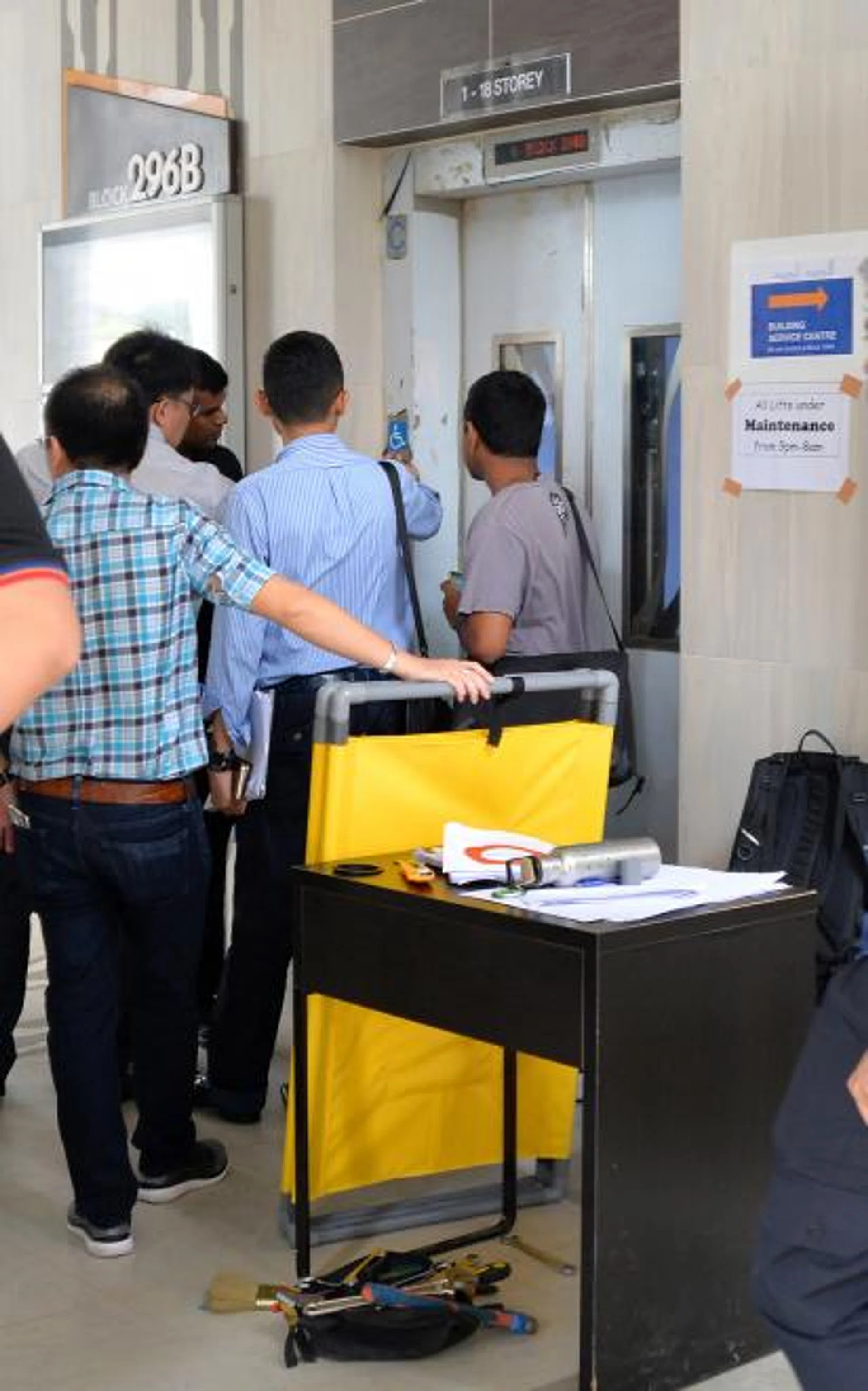 HDB and Building and Construction Authority officers inspecting the lift at Block 296B,
Bukit Batok Street 22. 