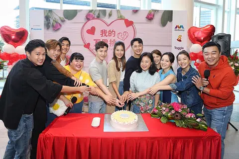 Cast honours Aloysius Pang as show goes on