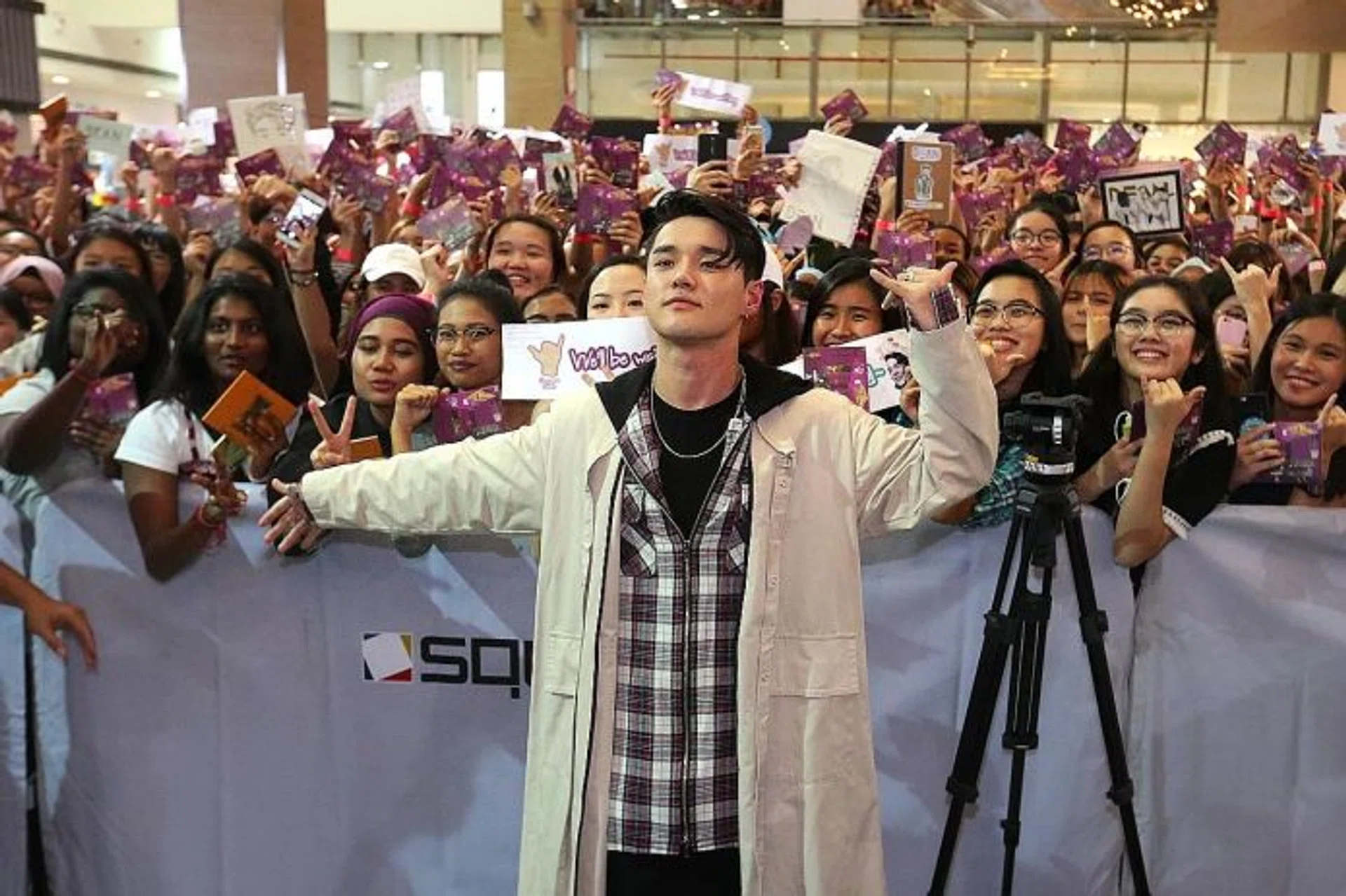 Korean singer Dean treated screaming fans to surprise performance | The ...