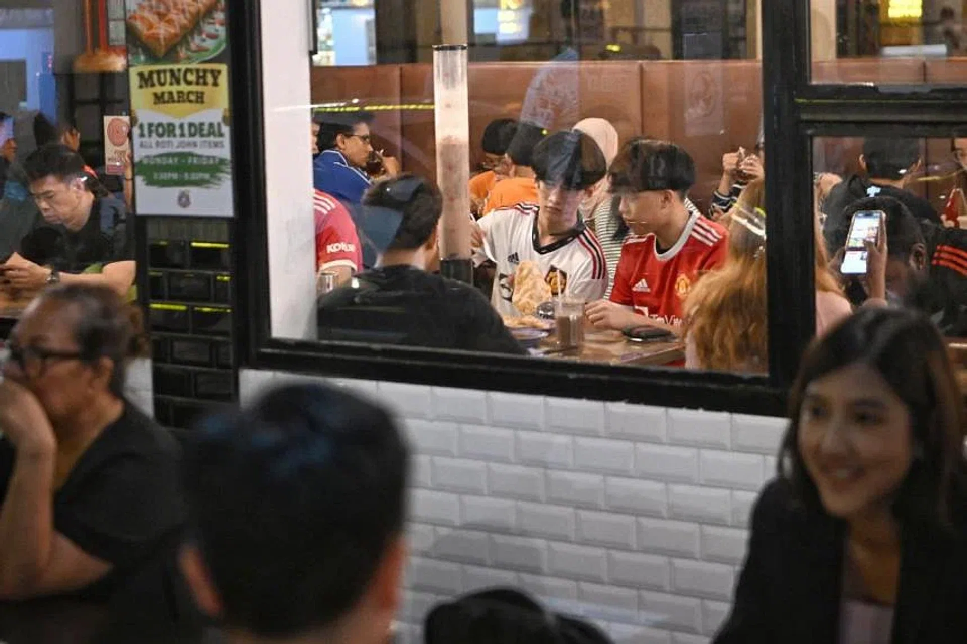 Customers in Manchester United jerseys dining at Srisun Express in Serangoon Gardens on March 6, 2023. ST PHOTO: ARIFFIN JAMAR
