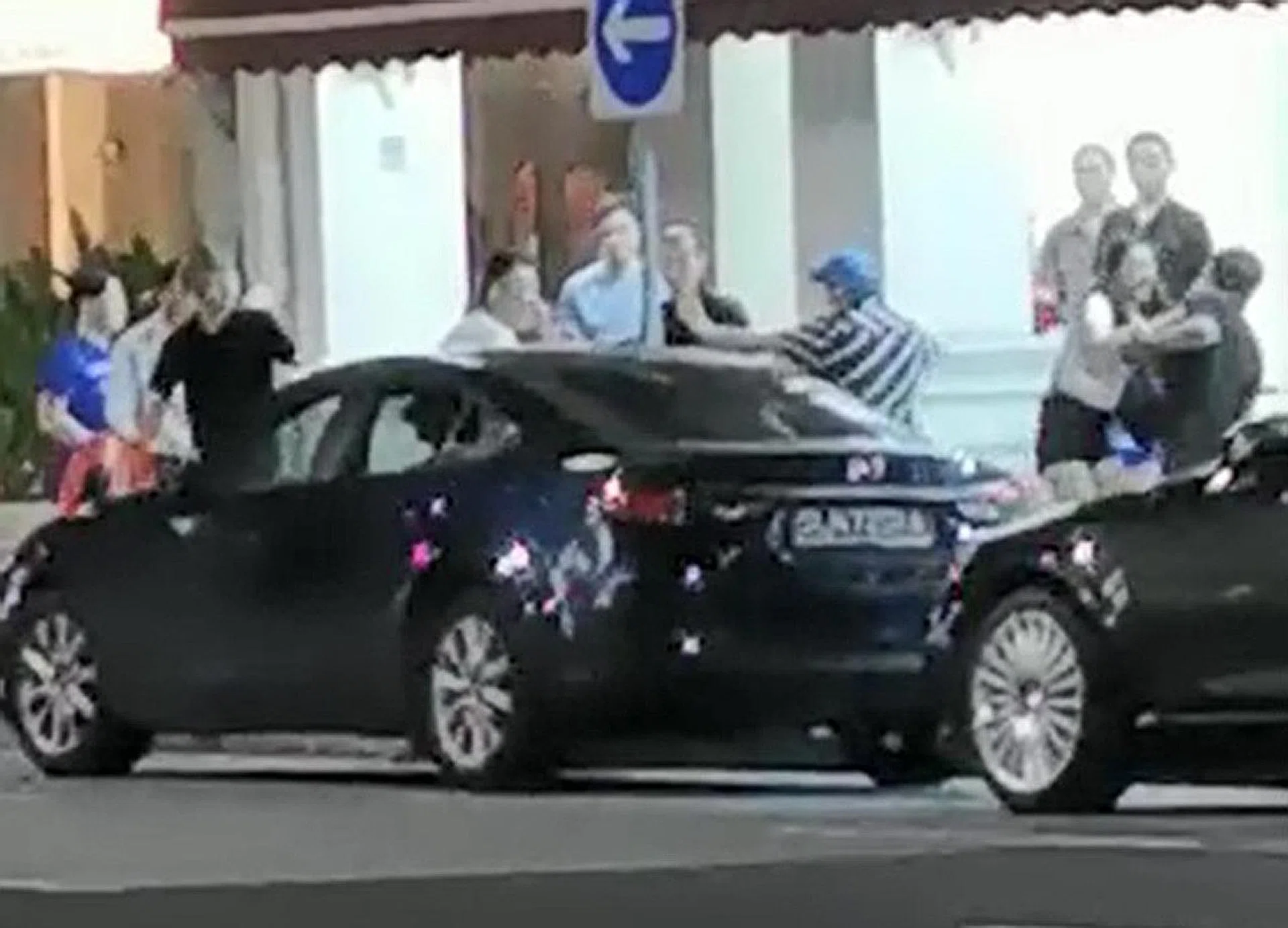 Two men who appeared to know each other traded blows in Geylang at around 3am on Monday. 