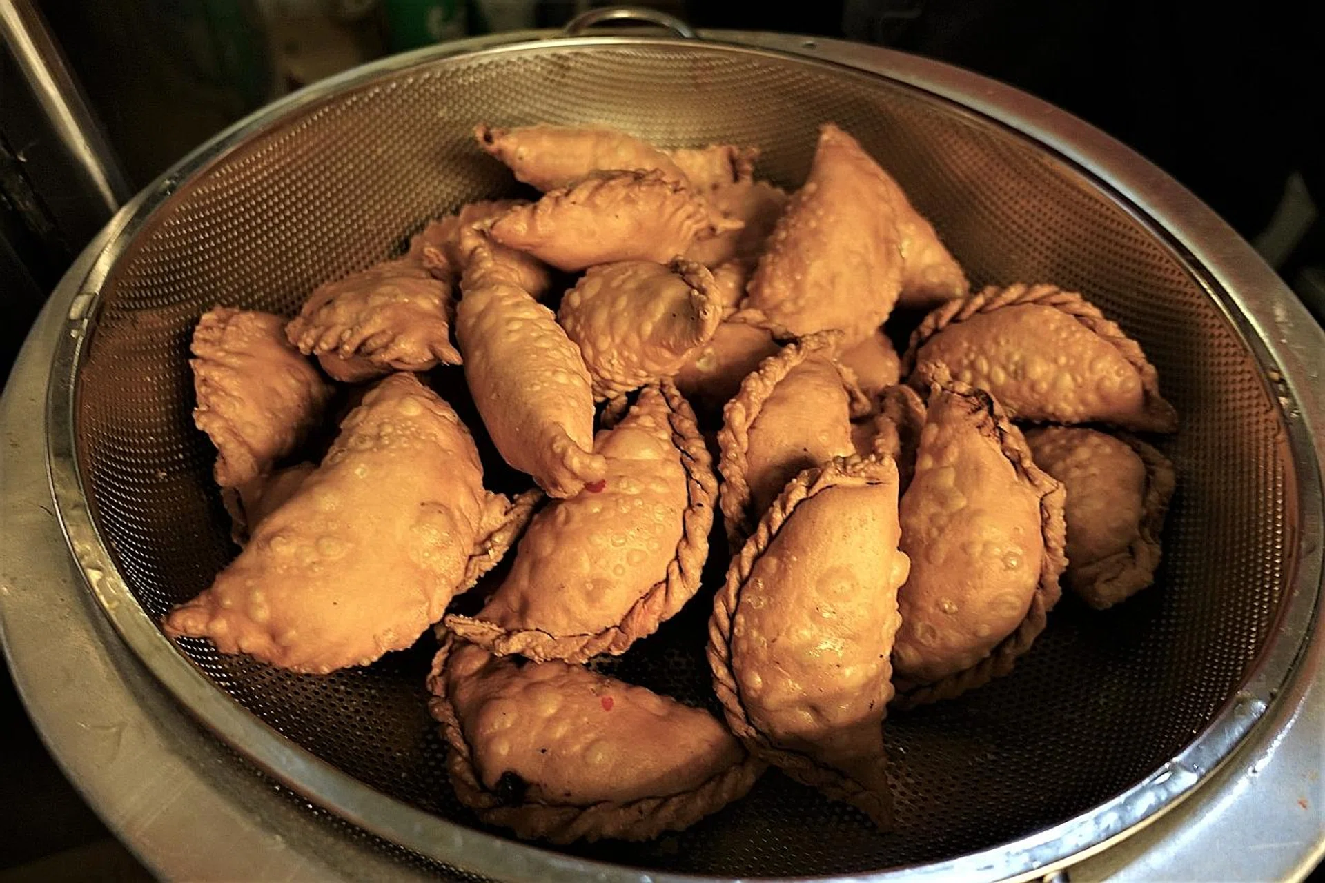 (Above) Epok epok fresh out of the wok.
