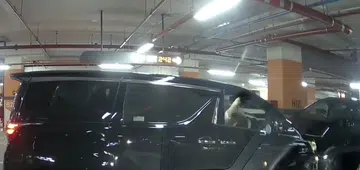Female driver flips the bird at driver whose parking space she steals
