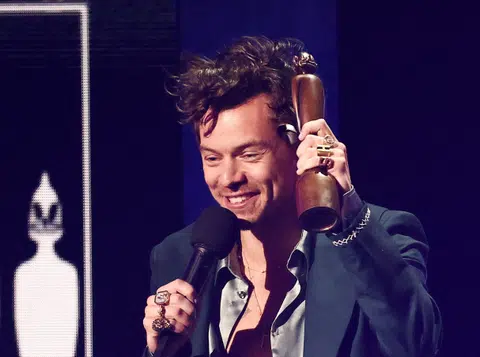 Harry Styles halts concert in Australia for fan to propose to girlfriend