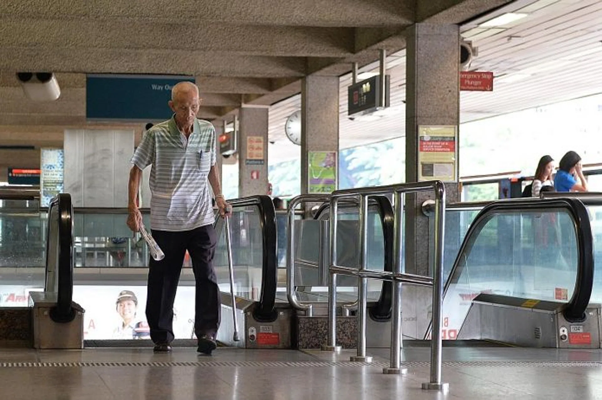 NO DIFFICULTY: A man taking theescalator at Ang Mo Kio MRT stationyesterday morning. The 17 elderly commuters TNP spoke to said that theyexperienced no difficulties coping withthe speeds of the escalator that wasgoing up towards the platform.