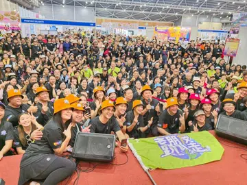 Jack Neo's Pa Pa Zao draws huge crowd for 100th walk
