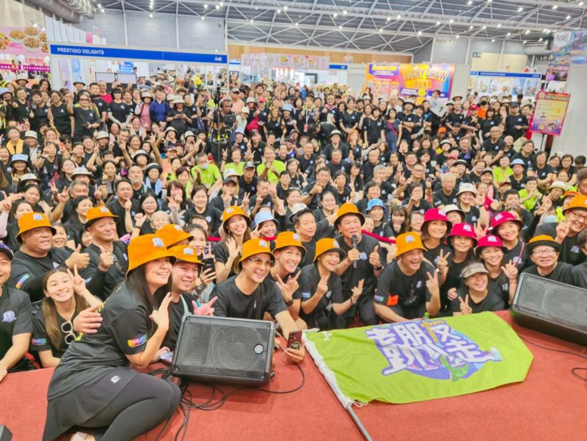 Around 1,000 people turned up for the 100th walk by director Jack Neo's PPZ, including local celebrities like Terence Cao, Henry Thia, Dawn Yeoh and Collin Chee.
