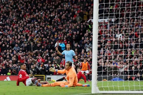 Rashford bags winner as United pip City to rise to third