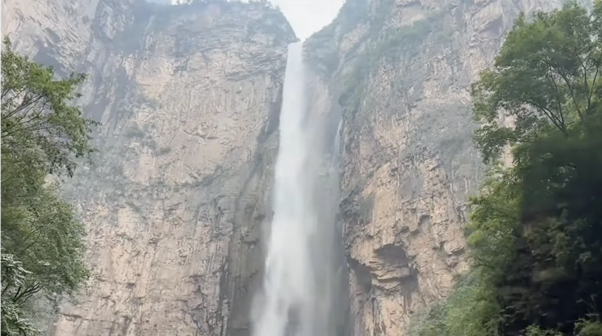 The waterfall has a single-level drop of 314 metres.
