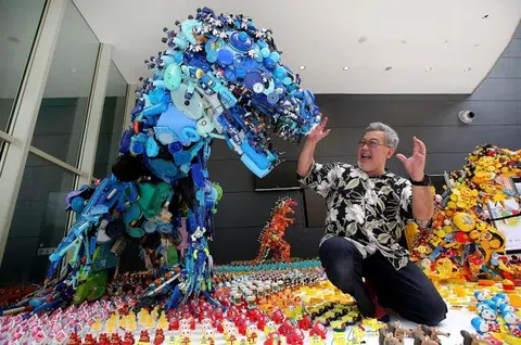 Japanese artist creates dinosaur statues from old toys