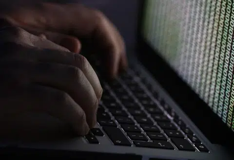 Internet users get help to recognise fake news