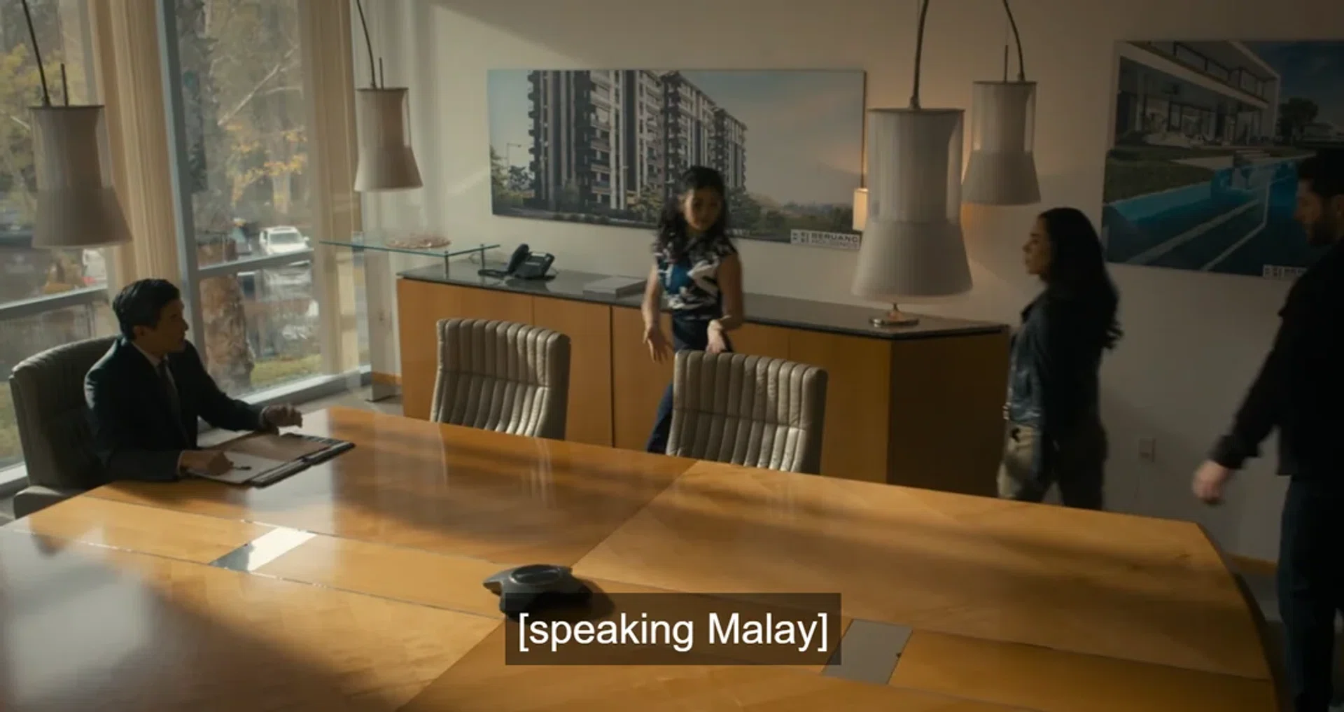 US crime drama Countdown depicts a Singaporean businessman (left) who cannot speak English and requires an interpreter (centre) in a scene from the Aug 20 episode.