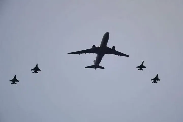 787
