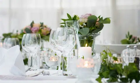 Couples go online to offload wedding banquet bookings