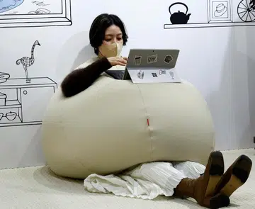 Chill out anywhere with this 'wearable beanbag'
