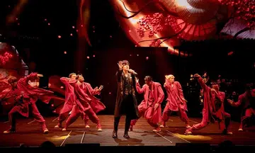 Jay Chou entertains 12 song requests, fans moved to tears