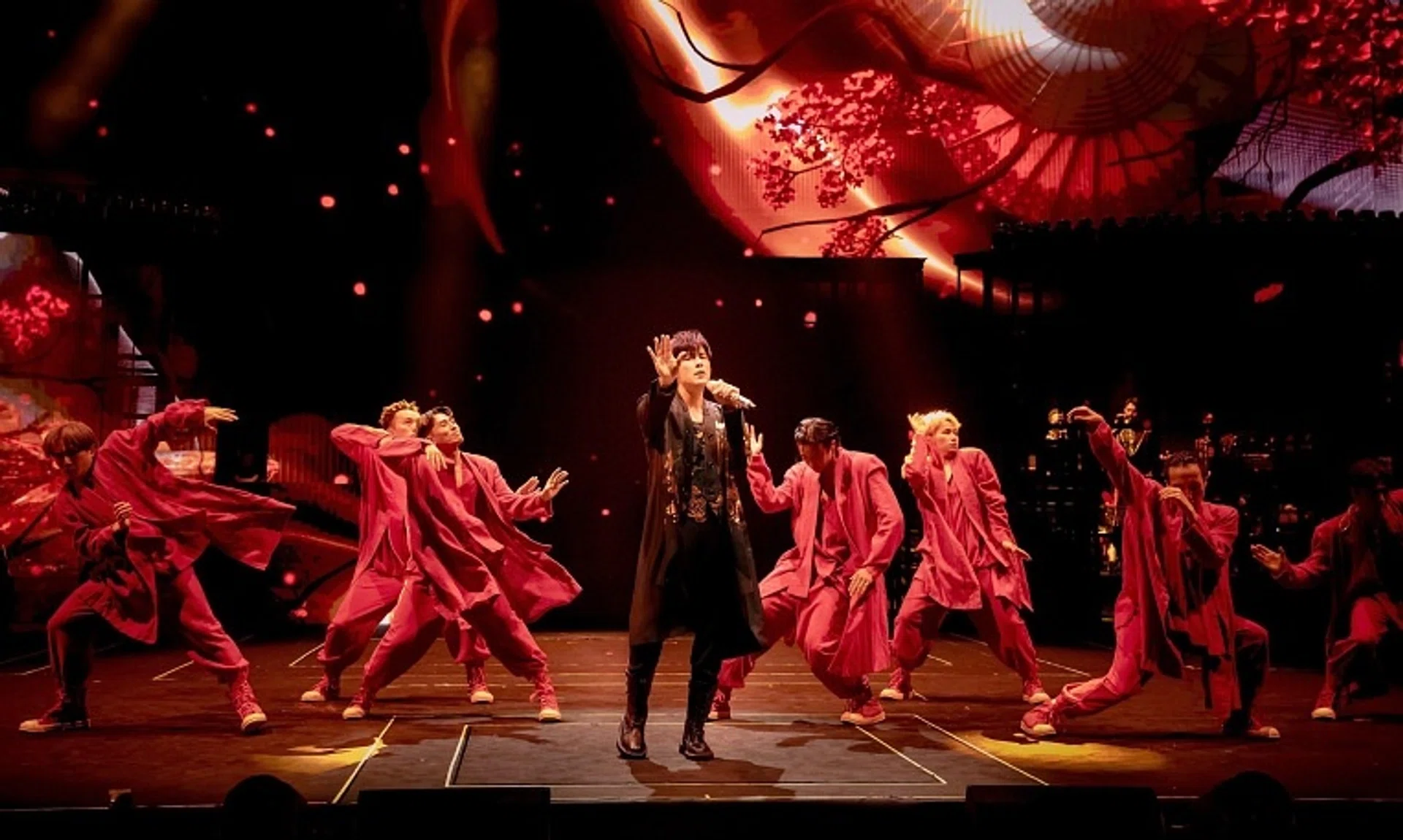 On the R&B track Cold Hearted (2022), Jay Chou was supported by eight back-up dancers in red outfits.