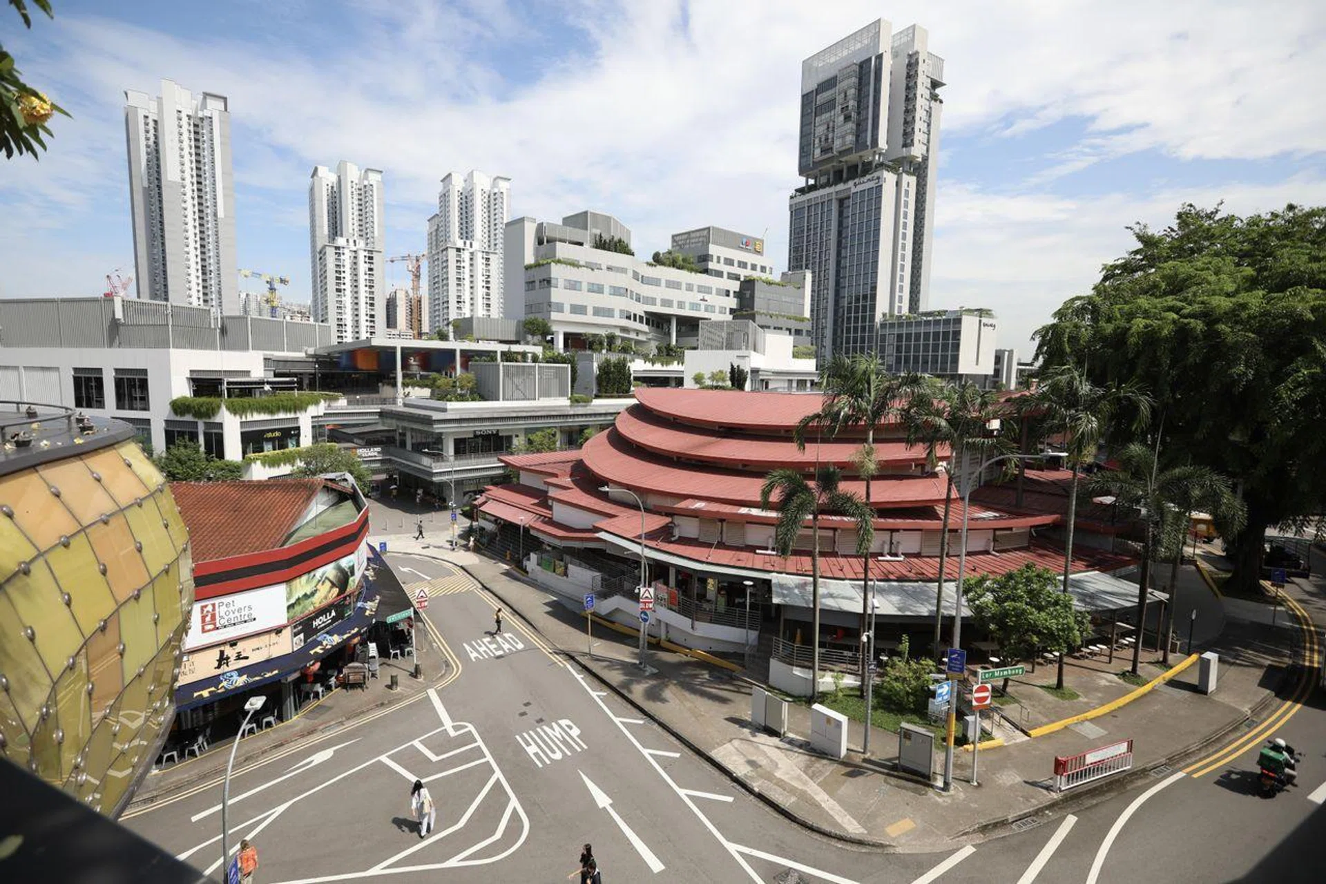 Holland Village is known for its bohemian vibes, trendy cafes, restaurants and a mix of old and new local businesses.