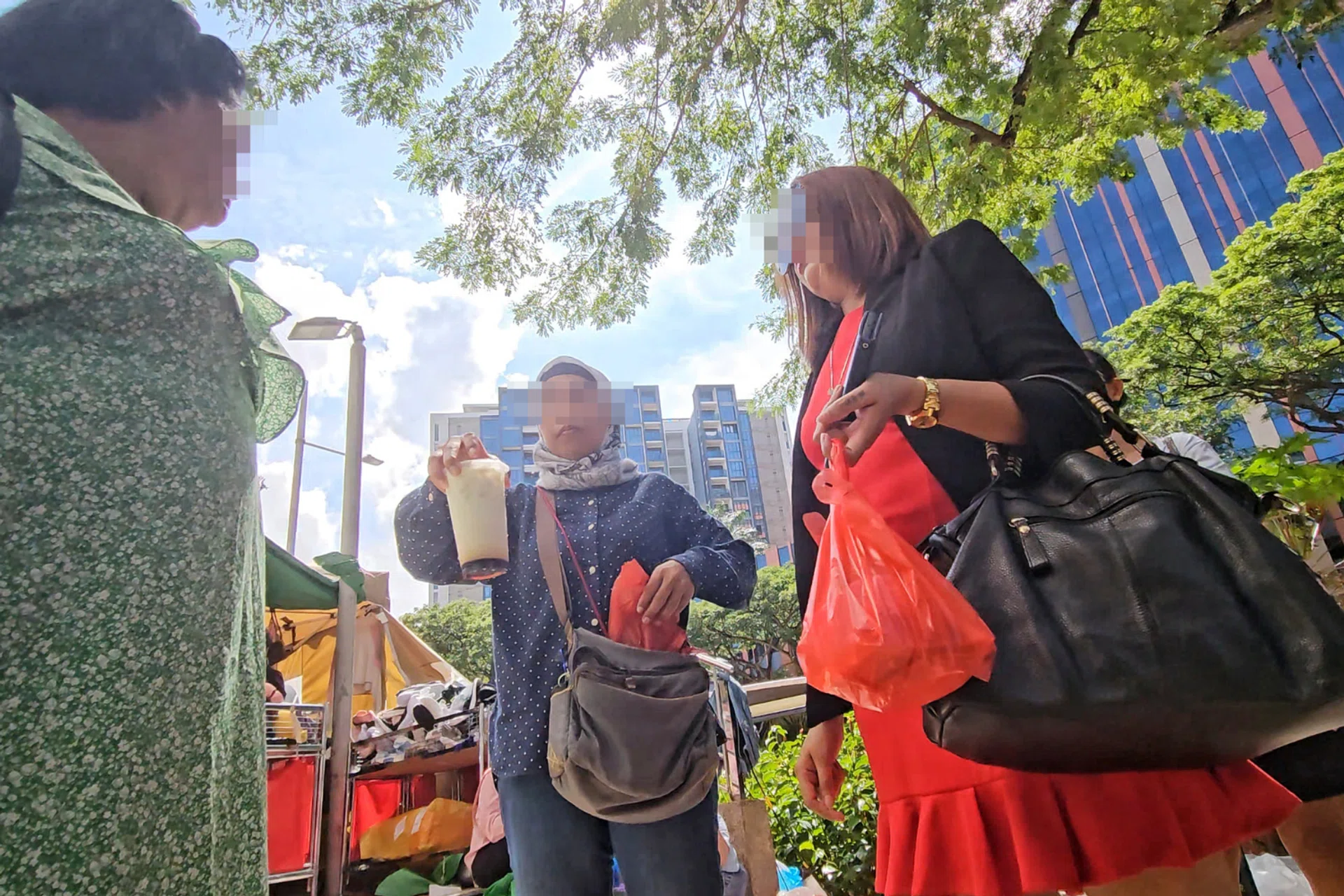 The maids would approach passers-by to sell their food. 