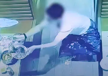 Woman in China dumps leftover food into stranger's hotpot