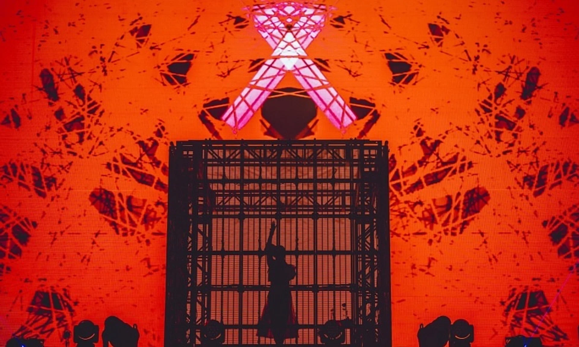 Japanese singer Ado, who has never revealed her face, uses various techniques to show only her silhouette while performing live.