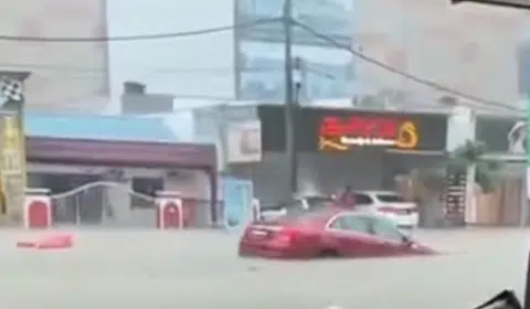 S'pore cars caught in JB flash flood
