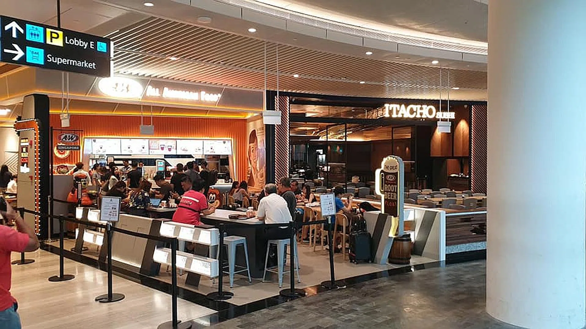 Makansutra founder KF Seetoh posted this photo showing the A&W restaurant in Jewel Changi Airport with no queue. 