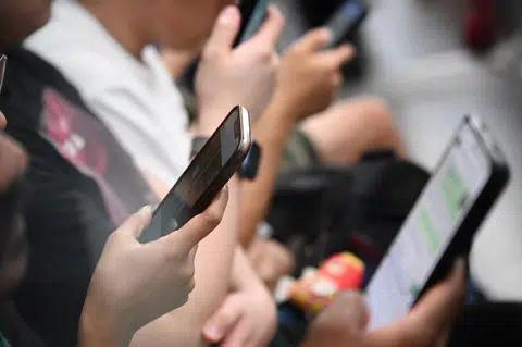 Kopitime: Handphone zombies inconvenience others on public transport