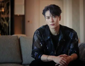 Chinese reporter interviews Jackson Wang on the street, but fails to recognise him