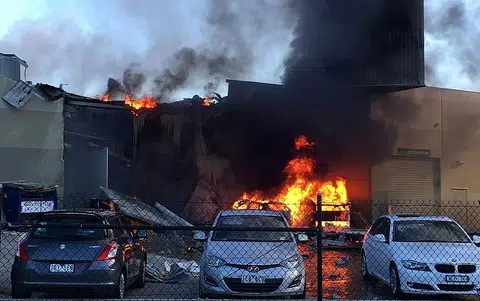 Plane crashes into shopping centre