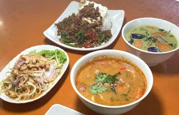 Hearty Thai fare at a coffee shop